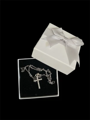 Silvrigt kors halsband  - Helt nytt !!