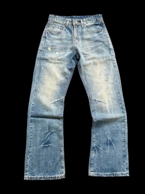 Bootcut jeans med slitningar  - Säljer ett par blå bootcut jeans med slitna detaljer på både fram- och baksida. Perfekta för en avslappnad och trendig look. Helt nya och säljs då de inte passade mig. W30 och L32 bara att skriva vid fundering priset är diskutabelt! Fraktar direkt!!!