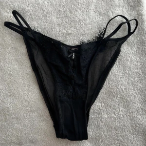 Svarta spetsstringtrosor med dubbla band - Dan thong. Ny pris 179kr