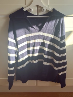 Marinblå stickad tröja  - Snygg stickad marinblå tröja med  v-ringning. Pris kan diskuteras💕