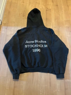 Acne Studios Hoodie  - Helt ny. Säljs då passformen inte riktigt är min stil. Storlek M. 100% äkta och verifierad av vinted. Skriv privat vid fler frågor.