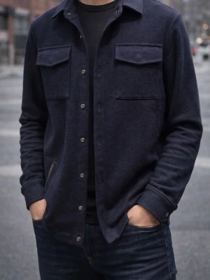 Massimo Dutti overshirt/jacka – mörkblå wool blend - Stilren overshirt från Massimo Dutti i mörkblå färg. Tillverkad i kraftigare material (ullmix) som ger en exklusiv känsla och perfekt som lätt jacka eller lager på lager.  Två bröstfickor + klassisk knappstängning ger en clean och tidlös look. Passar lika bra till vardag som mer uppklätt – riktig “quiet luxury”-vibe.  Regular fit – sitter snyggt utan att vara för tight.  Perfekt höst/vår-plagg 🔥