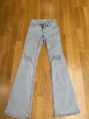 Lågmidjade jeans  - snygga lågmidjade jeans från nelly med rosa detaljer på fickorna bak. De är i gott skick och super snygga men har tyvärr blivit för små för mig 