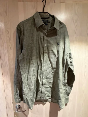 Snygg och skön linneskjorta - Snygg och skön grön linneskjorta. 3xl men sitter som en L