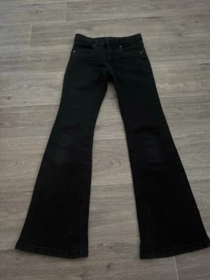 Svarta bootcut jeans  - Säljer svarta bootcut jeans från Kappahl, det är inte lågmidjade och inte högmidjade de är mid waist bra skick inte använda många gånger storlek 152💕