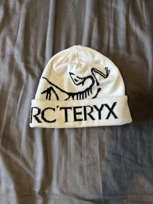 Vit mössa från Arc'teryx - Säljer min vita mössa från Arc'teryx