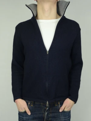 Massimo Dutti stickad cardigan med riktigt nice krage  - MASSIMO DUTTI STICKAD CARDIGAN MED NICE KRAGE Storlek : M Passform : Normal Användning : Tröjan är i ett väldigt fint skick utan defekter Nypris : Cirka 1300SEK Modellen på bilden : 182CM och väger 77KG