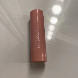 Hickap Shimmering Coral Blush Stick - Krämig blush och läppfärg i stickformat från Hickap i nyansen Shimmering Coral. Använd ytterst lite av🥰