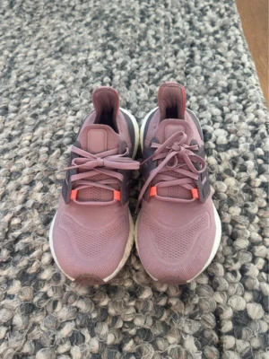 Lila Adidas ultraboozt - Säljer ett par snygga lila Adidas ultraboozt, skit snygga och så himla sköna. Tyvärr har jag växt ur dom. Storlek 39 1/3😊💜passa på o köp för dom nämligen ute på min vinted också: weraronder 