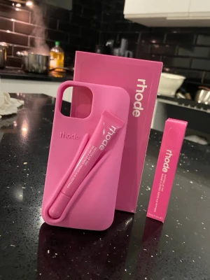 Rhode skal + liptint - Passar iphone 13/14/15