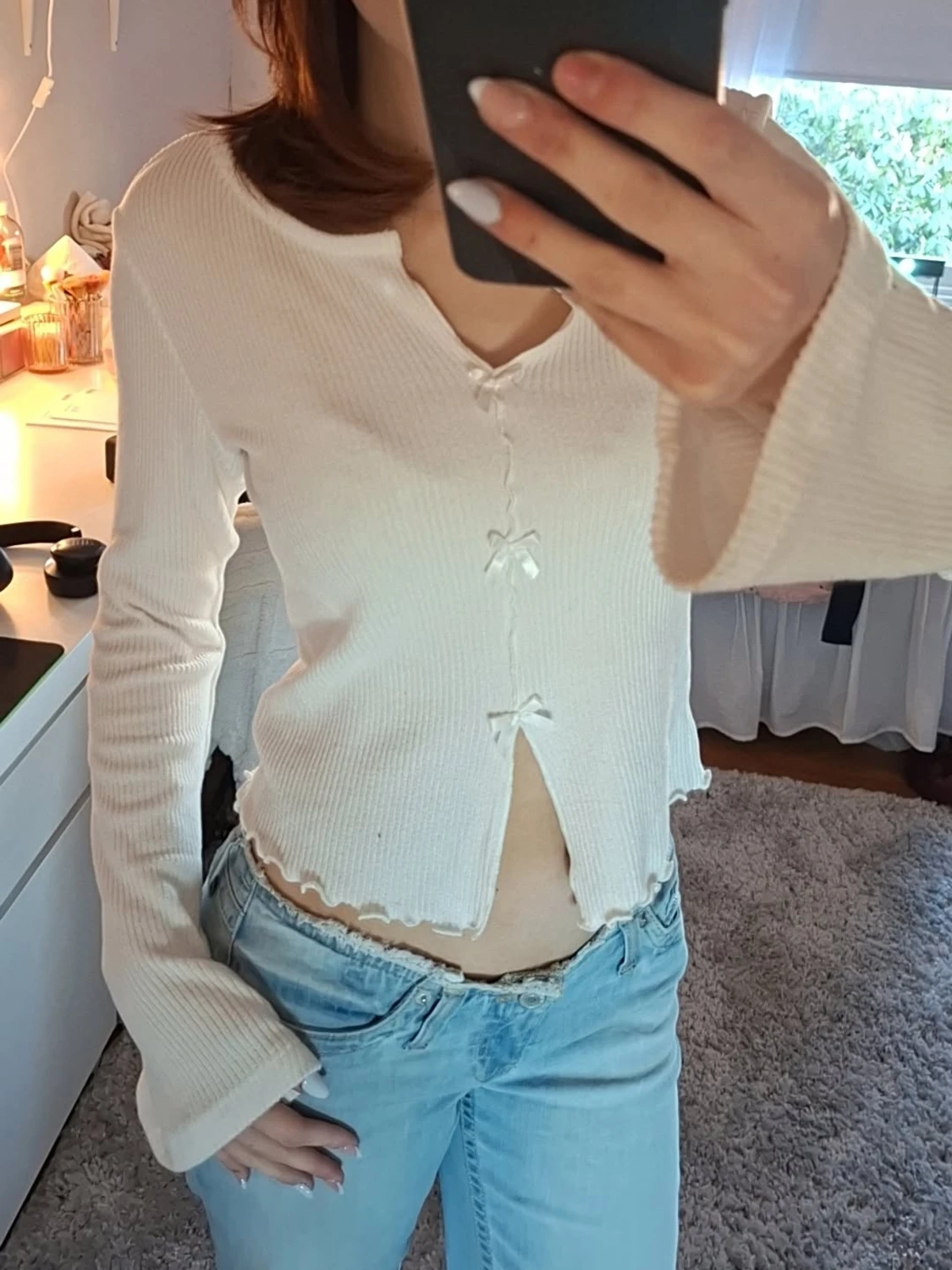 Vit ribbad topp med rosetter