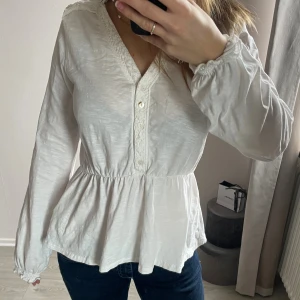 Vit blus från odd Molly  - Söt vit blus från Odd Molly I storlek XS. Kan ha någon smink fläck men är i förövrigt fint skick. 