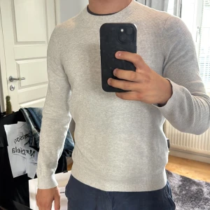 Grå tröja från Riley - Stilren grå tröja från Riley säljes, använd men har inga synliga defekter alls. Skick 9/10 storlek S