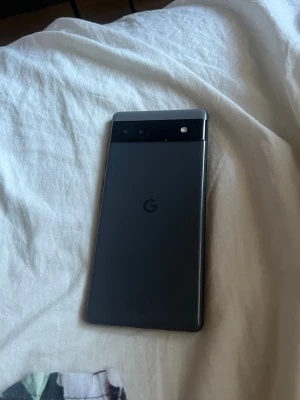 Google Pixel 7 svart Android-mobil - Säljer en stilren Google Pixel 7 i svart med modern design och glasbaksida. Telefonen har en stor skärm med tunna kanter och en tydlig kameramodul på baksidan. Perfekt för dig som vill ha en snabb och smidig Android-upplevelse.