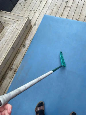 Innebandyklubba från Oxdog grön - Säljer en innebandyklubba från Oxdog med svart och grönt skaft samt grått sprilans kh grepp. Bladet är turkost och har ett modernt, öppet mönster. Perfekt för dig som gillar innebandy och vill ha en snygg och lätt klubba och älskar att skjuta och dribbla. klubban har 27 flex och är 96cm lång 