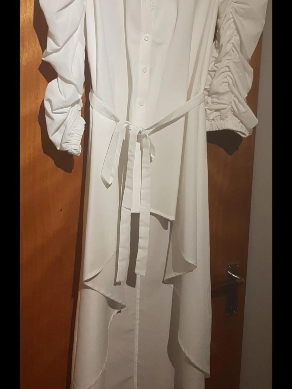 Vit långklänning med puffärmar och bälte