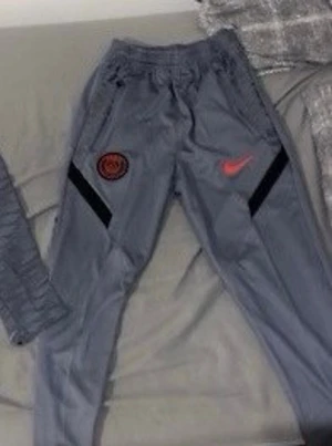 Gråa PSG träningsbyxor från Nike - Storlek M 