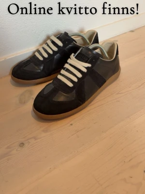 Maison margiela  - Tjena! Säljer nu mina riktigt schyssta Maison Margiela gats, eftersom att de är för små för mig och har aldrig riktigt fått på mig dem pga storleken😕 Men dessa goingar behöver sig en ny ägare! Skorna är köpta ifrån Vestiaire Collective och har gått igenom deras äkthetsprocess innan jag köpte dem✅Online kvitto finns och skolåda ingår, samt är de knappast använda😃 Tveka INTE på att skriva om du har några som helst frågor!🤝