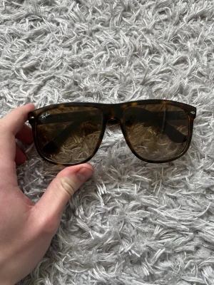 Ray-Ban Boyfriends solglasögon  - Säljer ett par sköna RB4147 brillor! | Fint skick! Är lite använda kan synas om man tittar noga på glaset, ena skalmen är lite sne men det är inget av detta som påverkar användningen! | Storlek 60:15. | Ställ gärna frågor innan du köper!