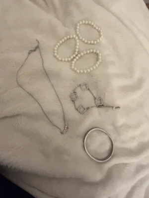 En smyckes mix! - Fin mix av olika smycken! Det är inte äkta, men fortfarande jätte gulliga och passar bra till alla kläder, funkar oxå bra som present silver armbanddn ör tyvärr inte för försäljning längre 