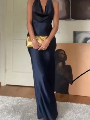 Satin långklänning  - Säljer min fina marinblåa långklänning från Runaway i glansigt satin material, då den tyvärr inte passa. Endast testad och helt perfekt för exempelvis bal! 