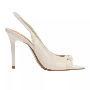 Vita lackade slingback-pumps - Stilrena vita pumps i lackat material med öppen häl och smal hög klack. Skon har en elegant spetsig tå och en dekorativ liten rosett framtill. Perfekt för dig som vill ha en chic och trendig look.