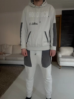 Hoodrich Tracksuit - Hoodrich tracksuit i bra skick, fläcken går säkert att ta bort i tvätten 