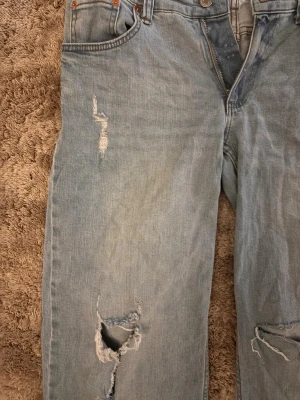 Baggy Jeans - Baggy jeans från Nelly, storlek S/M skit snygga men ska flytta och behöver rensa! Köptes för 600 kronor men säljs för 150 kronor!!