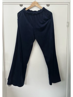 Mörkblå mjuka Victoria’s Secret loungebyxor, storlek S - Superfina mörkblå / marinblå sammetsbyxor från Victoria’s Secret i storlek S. Otroligt mjuka och lätt stretchiga med vida ben, fickor i sidan och resår i midjan. Nypris ca 800:-. Mycket fint skick, som nya!