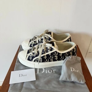 Dior Oblique låga sneakers - Snygga Dior Oblique sneakers i lågt snitt med klassiskt blått och vitt monogrammönster. Man får med og dustbag och box. Inköpt på vinted med tilläggstjänsten äkthetsverifikation.