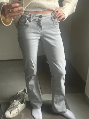 Ltb valerie Ljusgrå bootcut jeans - Säljer ett par Ltb valerie jeans, dvs ljusgrå bootcut jeans med låg midja. Verkligen skitsnygga. Köpta i storlek 29/34 men helt omsydda till min passform och längd så skulle säga att den är exakt som vanliga storlek 36 jeans. Jag är 168 cm lång. 