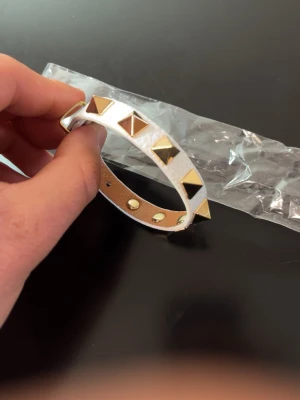 Valentino Armband - Säljer ett snyggt helt nytt, oanvänd ✅ • Valentino Armband  • Vitt och guldigt 🤍⚜️ • Topp kvalité 🔥