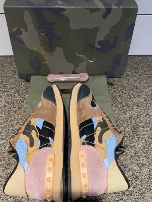Valentino Rockrunner - Säljer dessa  valentino rockrunners i storlek 40. De har en unik och väldigt snygg färg som kommer passa perfekt till vinter höst och vår. Det finns lite defekter på skorna, camouflagen åkt av lite.🙌Nypris 7000, . Box dust bag och extra snören med kommer vid köp🤝. Hör av er vid minsta lilla fundering eller fråga💯 KVITTO FINNS 🧾 