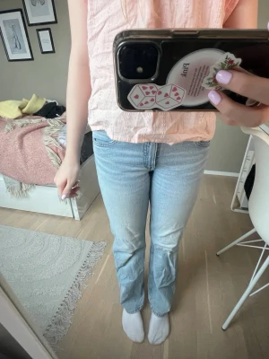 Ljusblå raka jeans - Säljer ett par ljusblå raka jeans. Midwaist.
