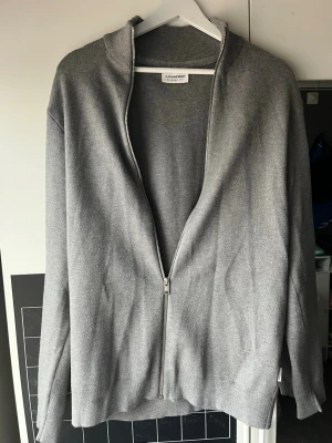 Grå ziptröja från Lindbergh - Tja säljer min feta Zip från J Lindberg då den är lite för stor för mig, tröjan är använd några fåtal gånger och i ungefär Nyskick!!