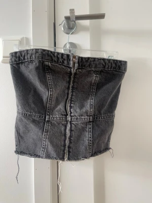 Jeans topp från Zara, slutsåld  - Super trendig jeans topp från Zara 