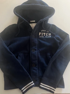 Abercrombie & fitch hoodie cardigan mörkblå - Riktigt snygg och eftertraktad cardigan/ hoodie från Abercrombie. Riktigt fint skick och i mörkblå färg. Passar storlek M kan ta mått vid behov. Pris endast 558 kr kom gärna med frågor och prisförslag har även mycket mer plagg i min profil kolla gärna och följ stor rabatt vid köp av flera ha det bra 😁✌️