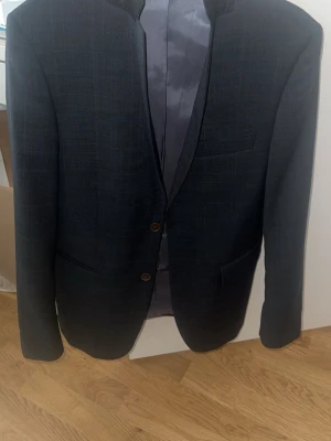 Dressmann kostym - Nästan som nytt. Storlek står på bilderna! Har du frågor? Fråga gärna!