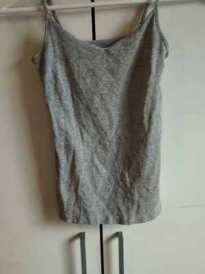 Grå linnetopp från 157 - Säljer en enkel och stilren grå linnetopp från 157 i storlek XS. Toppen har smala axelband 
