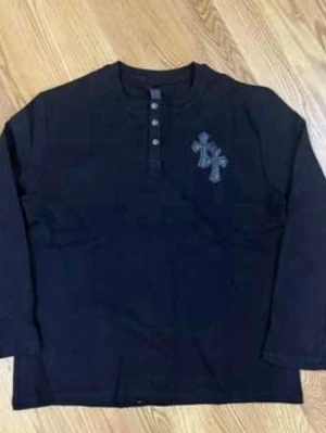 Chrome Hearts Henley shirt - Svart långärmad henleytröja från Chrome. Fick tröjan i present från min farbror som bor i Japan. Tröjan har blivit för liten för mig därför den säljs. NYPRIS 1200USD