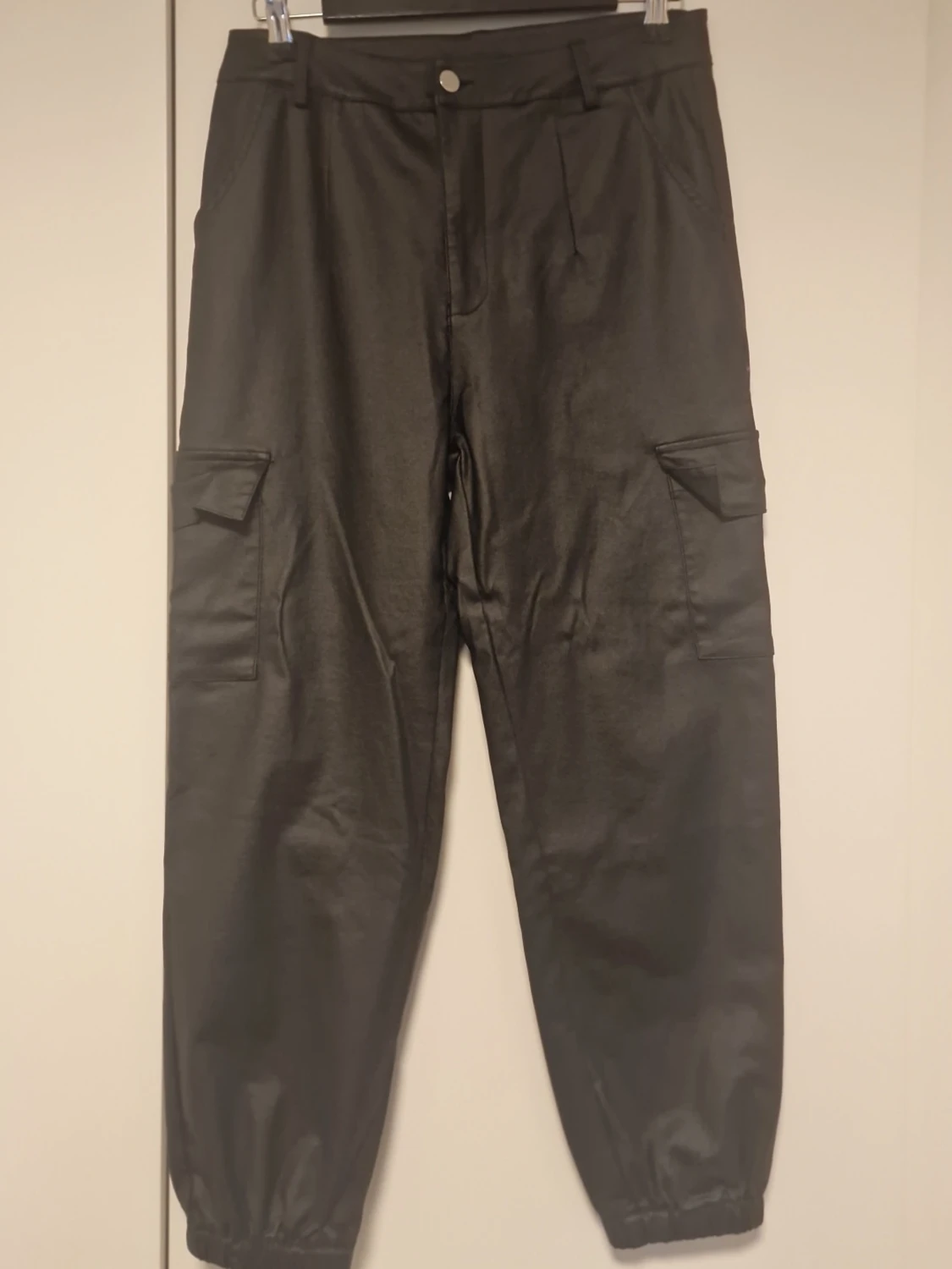 Svarta cargobyxor i skinnimitation