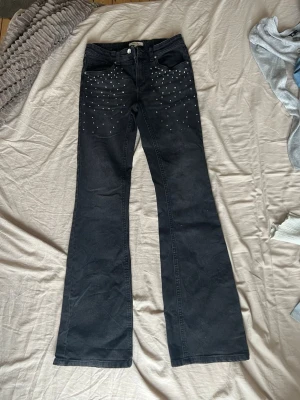 Svarta jeans - Svarta jeans med diamanter på låren