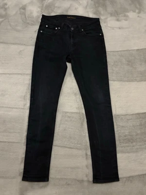 Svarta Nudie Jeans - Säljer ett par svarta nudies i 30/30 