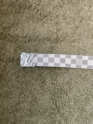 Vitt bälte - Bältet är 110cm långt.