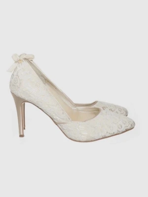 Vita spets klackskor - Söta klackskor i spets med smal klack! Storlek 7 1/2 ☺️