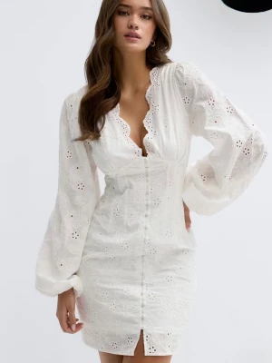 Vit kort klänning med broderi - Söljer denna super trendiga Söta vita kort klänningen  med broderade blommor och v-ringning, känningen är helt ny med prislapp kvar och från Gina helt slut online. Klänningen har långa puffärmar och fina spetsdetaljer längs kanterna. Perfekt för sommarens alla tillfällen och ger en romantisk vibe.