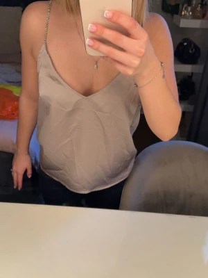 Linne med glittrigt band  - Jätte fint linne med glitter band, knappt använd och i jätte fint skick. Kom gärna med pris förslag!💕💕