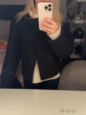 Svart kappa  - Jätte fin tun kappa perfekt till sommaren. Jackan är knappt använd och är inte jätte fint skick.💕💕kom gärna med pris förslag!