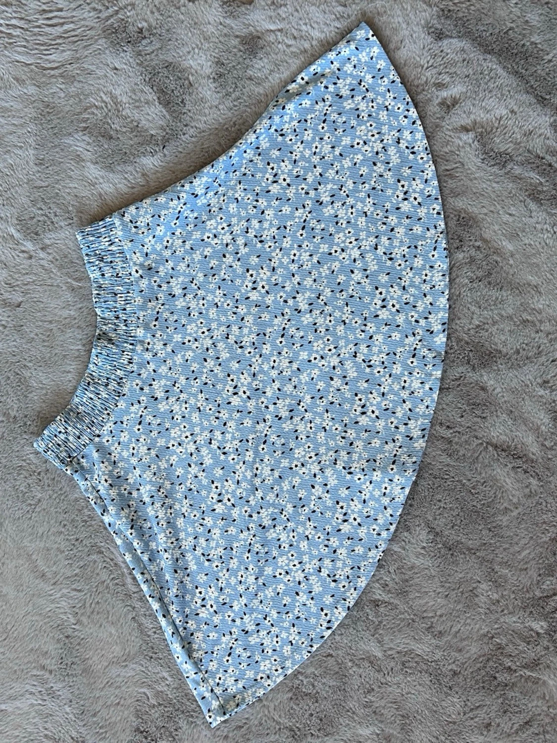 Blå blommig kjol med resårmidja - 1