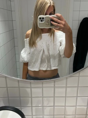 Off-shoulder blus från zara - Super snygg och trendig blus från Zara perfekt till sommaren 